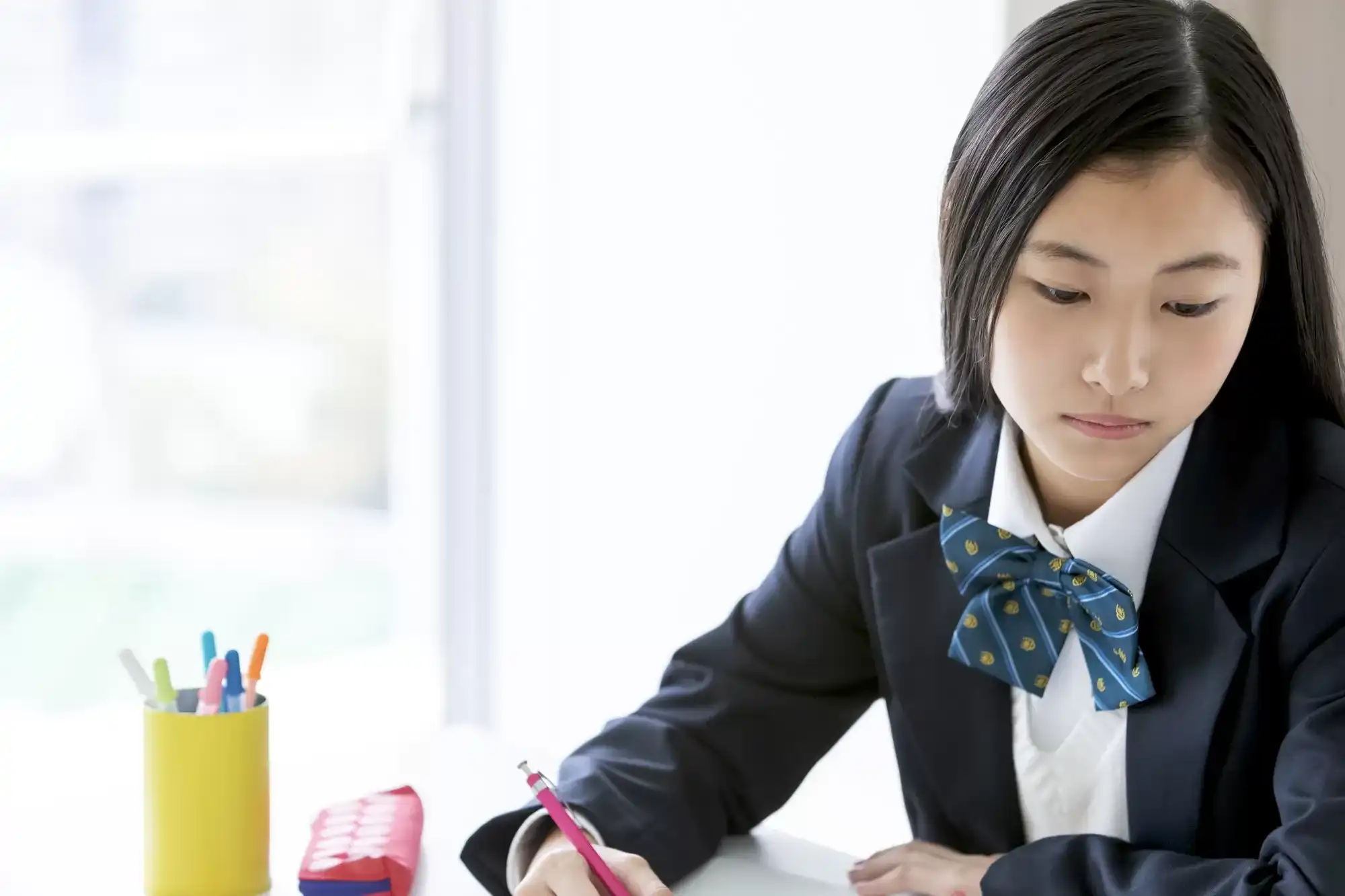 白衣を着て未来を見据える医学部志望の学生