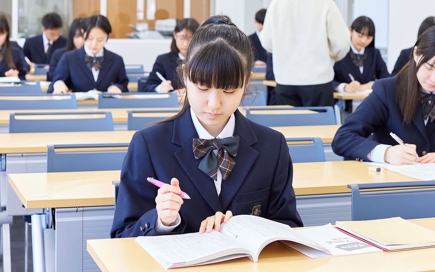 真剣な眼差しで学習する高校受験生